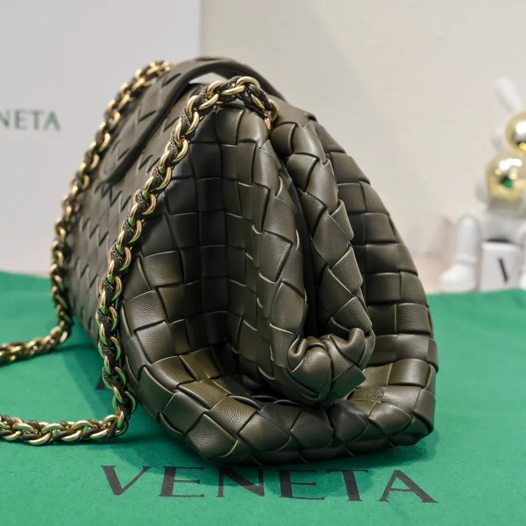 Batch 2260 Bitters Venetia 2024 summer series brings Lauren 1980 handbags back to the public eye. The design of the bag is inspired by ancient Roman architecture. It uses the brand's iconic Intrecciato lambskin woven bag body with a hard frame. No logo can be seen on the whole bag. It is equipped with a leather woven metal chain. When using it as a clutch, just put the chain directly in the bag ~ showing an elegant and timeless style. Decades later, when Lauren Hutton once again walked on the Bottega Venetia spring and summer show with this bag, the charm of the year still remains intact despite the passage of time. Size: 31.5*16.5*11 Style number: 5807#
